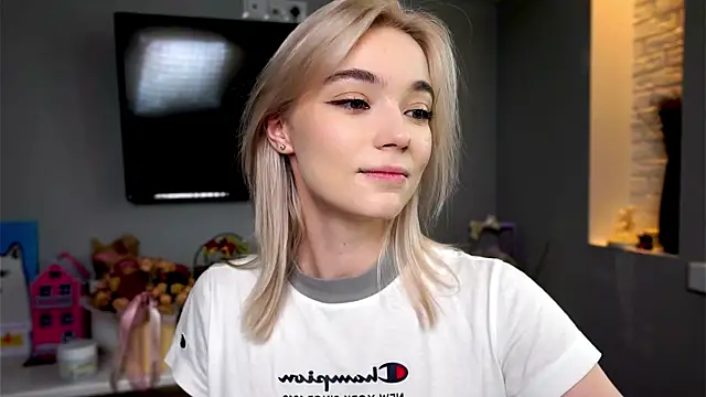 ileanacampbe online show from February 10, 2025, 5:36 am