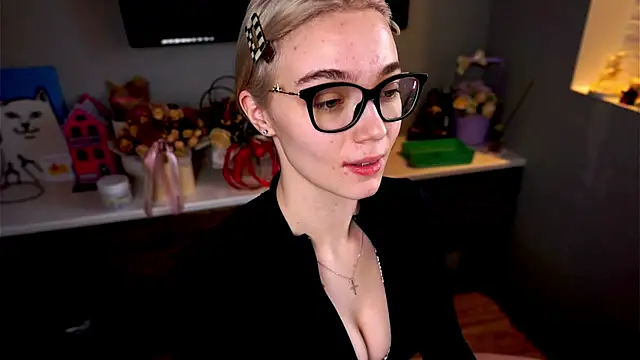 ileanacampbe online show from February 26, 2025, 5:53 am