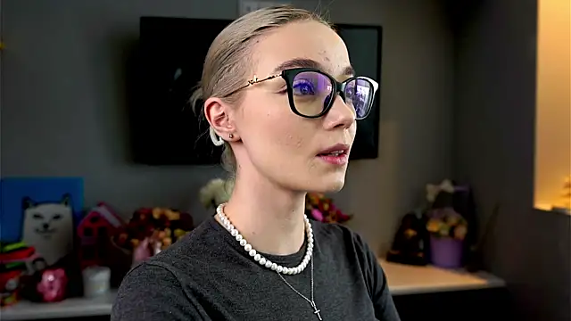 ileanacampbe online show from March 3, 2025, 6:04 am