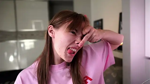 ileanacampbe online show from September 9, 2025, 4:23 am