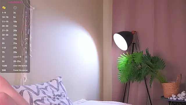 LinnHigh online show from October 24, 2025, 4:36 pm