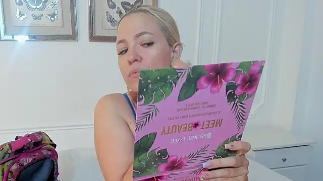 Snapshot of Cristal_Bons chatting on February 28, 2025, 8:18 pm Cristal Bons online show from February 28, 2025, 8:18 pm