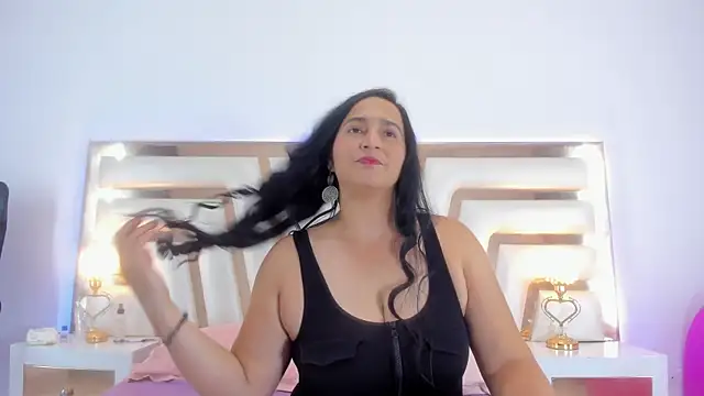 Snapshot of LucineArias chatting on January 25, 2025, 8:00 pm LucineArias online show from January 25, 2025, 8:00 pm