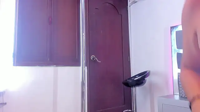 Snapshot of LucineArias chatting on February 6, 2025, 12:00 am LucineArias online show from February 6, 2025, 12:00 am