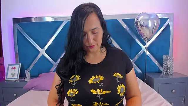 Snapshot of LucineArias chatting on March 5, 2025, 8:10 pm LucineArias online show from March 5, 2025, 8:10 pm