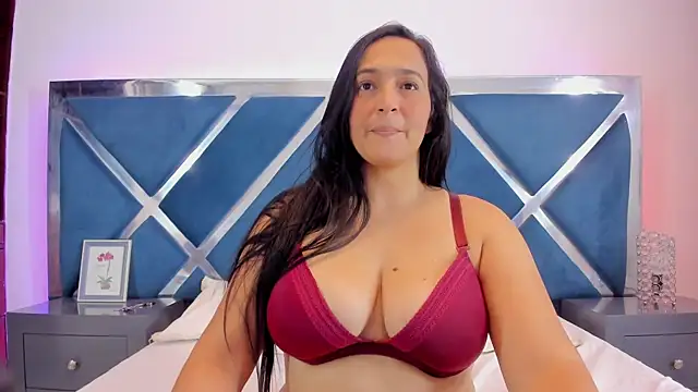 Snapshot of LucineArias chatting on October 21, 2025, 7:58 pm LucineArias online show from October 21, 2025, 7:58 pm