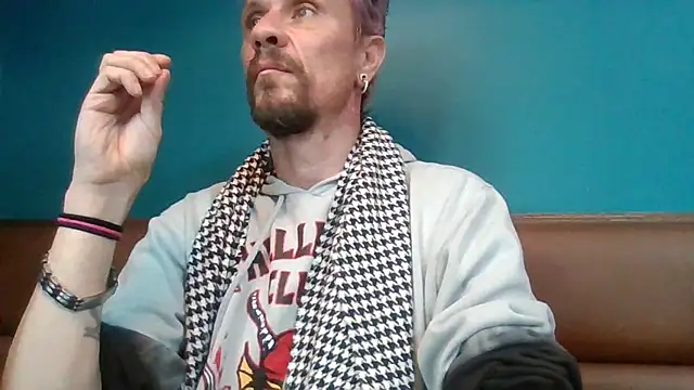 Snapshot of AQuickPhyx chatting on March 14, 2025, 11:32 pm AQuickPhyx online show from March 14, 2025, 11:32 pm