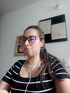 Snapshot of CHARLOTTE_1711 chatting on January 21, 2025, 10:19 pm CHARLOTTE 1711 online show from January 21, 2025, 10:19 pm
