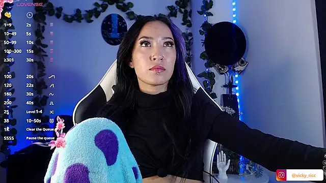 victoria ricci a online show from November 17, 2025, 4:40 am