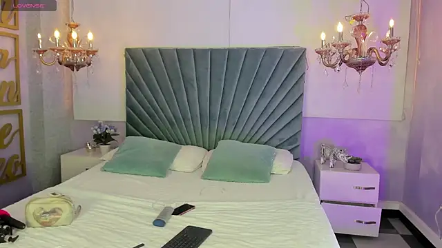 Aitana Hilton  online show from September 12, 2025, 11:32 am