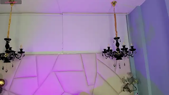 Aitana Hilton  online show from November 10, 2025, 11:42 am