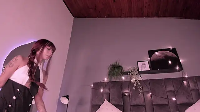 Snapshot of SabrinaSpell_ chatting on November 8, 2025, 11:43 am SabrinaSpell online show from November 8, 2025, 11:43 am