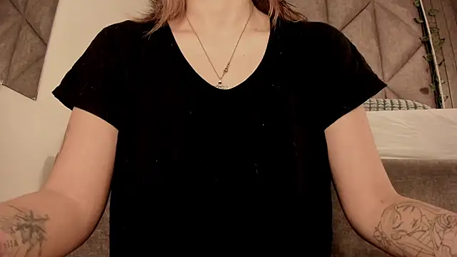 Snapshot of SabrinaSpell_ chatting on December 15, 2025, 11:47 am SabrinaSpell online show from December 15, 2025, 11:47 am