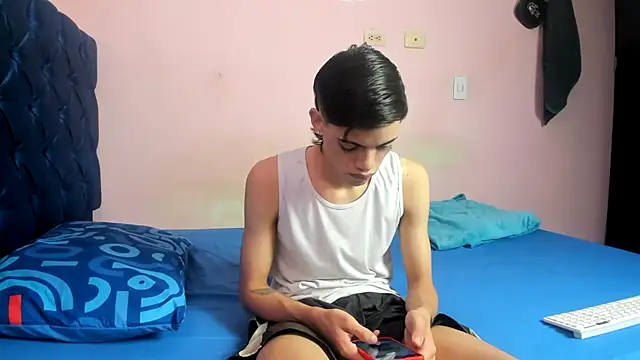 Latinos 2001 online show from March 15, 2026, 4:46 pm