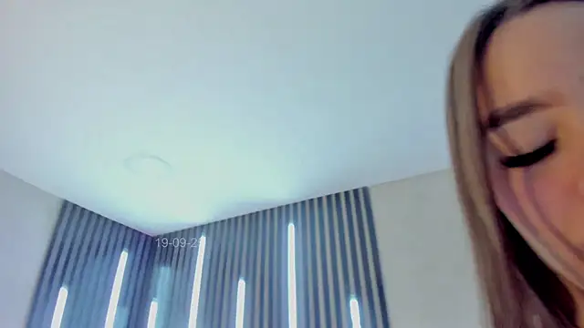 Stefanyduque1 online show from September 19, 2025, 3:13 pm