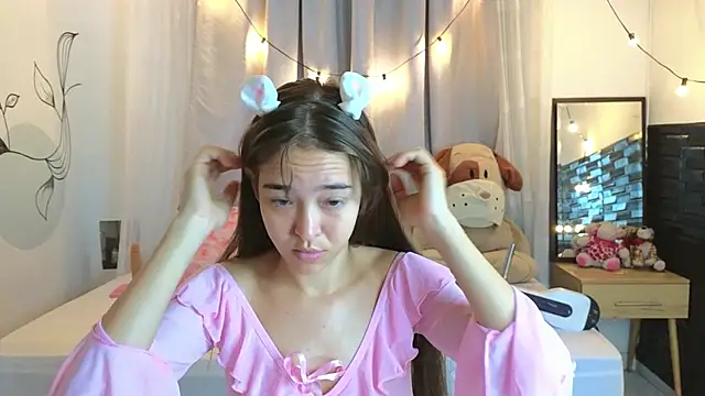 Snapshot of SERAFINA_ chatting on December 4, 2025, 11:30 am SERAFINA online show from December 4, 2025, 11:30 am