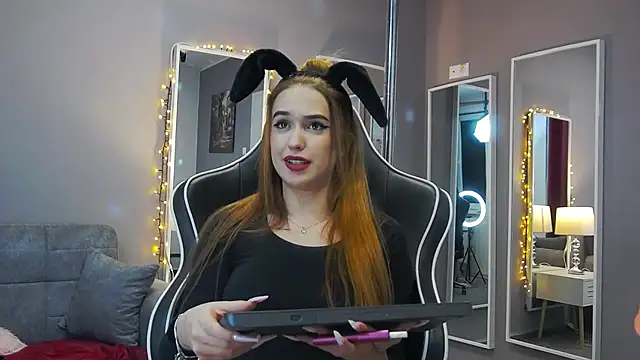 Snapshot of Eva_Lovvia_ chatting on January 24, 2025, 12:20 am Eva Lovvia online show from January 24, 2025, 12:20 am