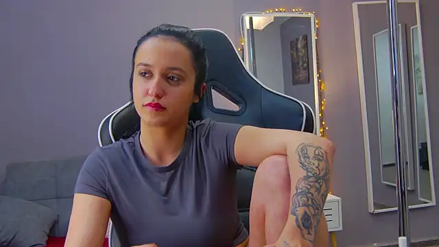 Snapshot of Eva_Lovvia_ chatting on February 4, 2025, 1:23 am Eva Lovvia online show from February 4, 2025, 1:23 am