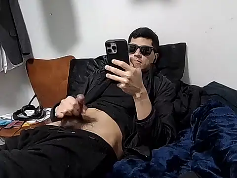 Snapshot of PerroDemonioHot chatting on February 3, 2026, 6:13 pm PerroDemonioHot online show from February 3, 2026, 6:13 pm