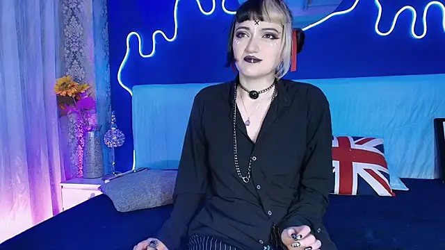 JeanneSabatier online show from May 21, 2026, 7:43 pm
