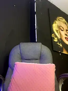 viktoria davis  online show from October 22, 2025, 12:33 am