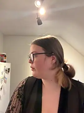 EveBaker04 online show from November 4, 2025, 4:17 pm