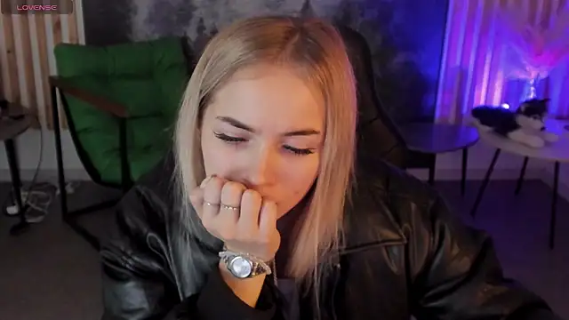 DakotaaJohnnson online show from November 6, 2025, 9:10 am