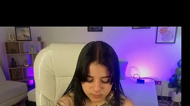 Nicole Foxx  online show from October 18, 2025, 3:24 pm