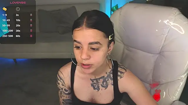 Nicole Foxx  online show from February 6, 2026, 8:01 pm