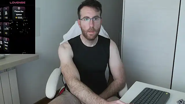 Snapshot of machohiberiko chatting on February 9, 2026, 4:44 pm machohiberiko online show from February 9, 2026, 4:44 pm