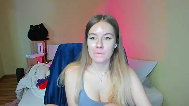 Snapshot of EmilyPaw chatting on February 8, 2025, 10:29 am EmilyPaw online show from February 8, 2025, 10:29 am