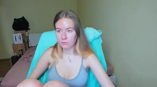 Snapshot of EmilyPaw chatting on March 16, 2025, 7:37 am EmilyPaw online show from March 16, 2025, 7:37 am