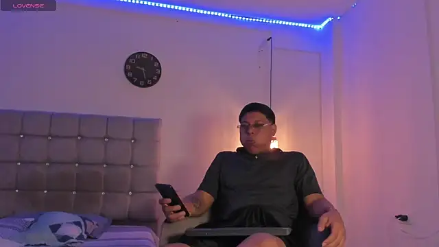 Snapshot of Tylerdrdn chatting on October 28, 2025, 5:44 am Tylerdrdn online show from October 28, 2025, 5:44 am