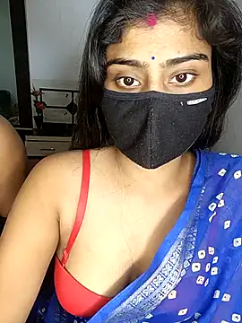 Snapshot of Love-N chatting on November 13, 2025, 5:23 pm Love-N online show from November 13, 2025, 5:23 pm