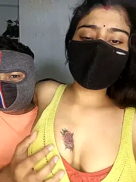 Snapshot of Love-N chatting on November 22, 2025, 7:24 pm Love-N online show from November 22, 2025, 7:24 pm