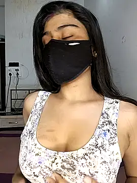 Snapshot of Love-N chatting on December 17, 2025, 10:27 pm Love-N online show from December 17, 2025, 10:27 pm