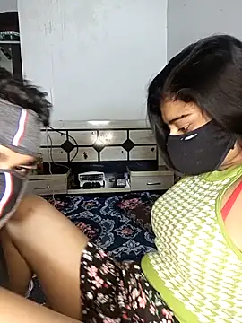 Snapshot of Love-N chatting on December 18, 2025, 10:49 pm Love-N online show from December 18, 2025, 10:49 pm