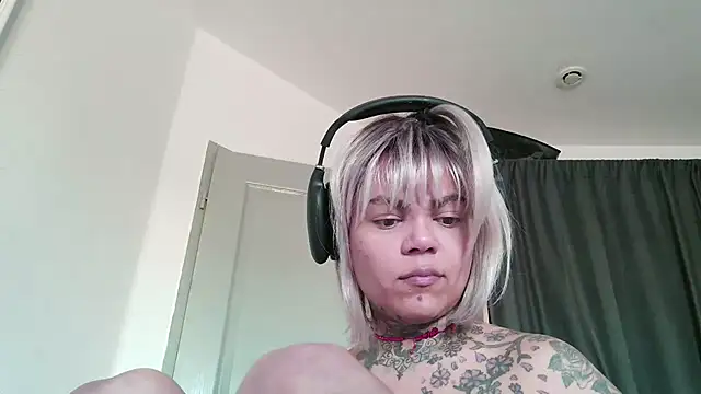 Snapshot of serena__vedette chatting on April 22, 2026, 4:19 pm serena vedette online show from April 22, 2026, 4:19 pm
