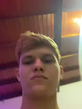 izan 20 online show from February 3, 2025, 4:35 am