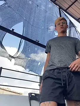 izan 20 online show from March 19, 2025, 2:46 pm