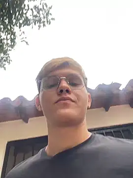 izan 20 online show from March 20, 2025, 9:35 pm