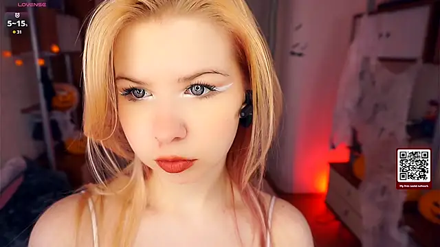 LynetHakes online show from November 5, 2025, 4:23 am