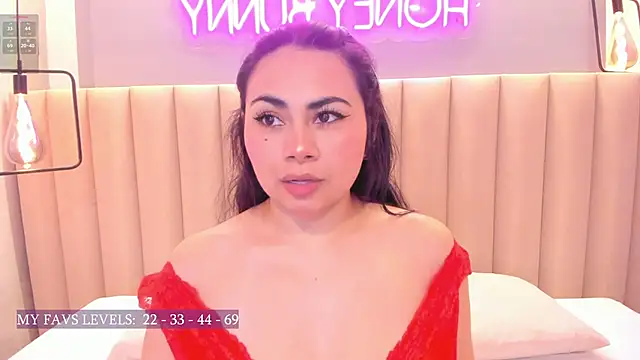 Naomymonroe  online show from October 17, 2025, 9:50 pm