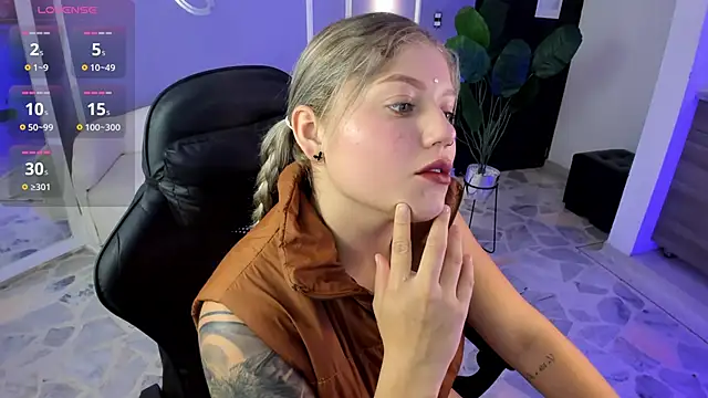 Snapshot of alaia_greyy chatting on September 18, 2025, 1:02 pm alaia greyy online show from September 18, 2025, 1:02 pm