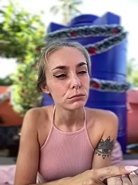 Snapshot of White_Lu chatting on December 18, 2025, 2:39 am White Lu online show from December 18, 2025, 2:39 am