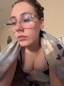 Snapshot of Molli_Luv chatting on November 6, 2025, 1:01 pm Molli Luv online show from November 6, 2025, 1:01 pm