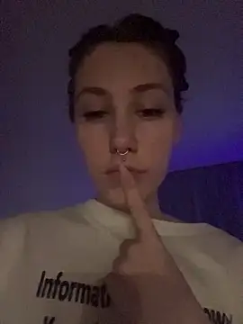 Snapshot of Molli_Luv chatting on November 19, 2025, 1:05 am Molli Luv online show from November 19, 2025, 1:05 am