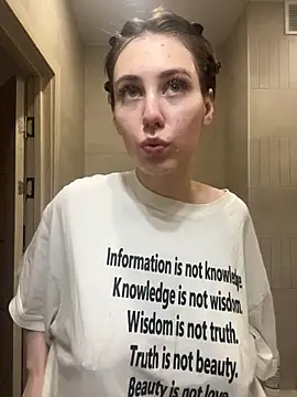 Snapshot of Molli_Luv chatting on November 20, 2025, 1:06 am Molli Luv online show from November 20, 2025, 1:06 am