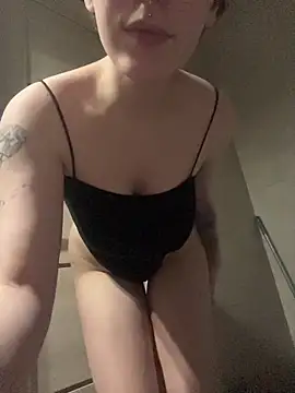 Snapshot of Molli_Luv chatting on January 14, 2026, 5:07 pm Molli Luv online show from January 14, 2026, 5:07 pm