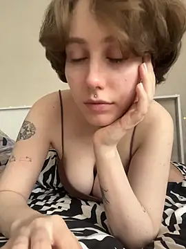 Snapshot of Molli_Luv chatting on March 5, 2026, 8:10 am Molli Luv online show from March 5, 2026, 8:10 am